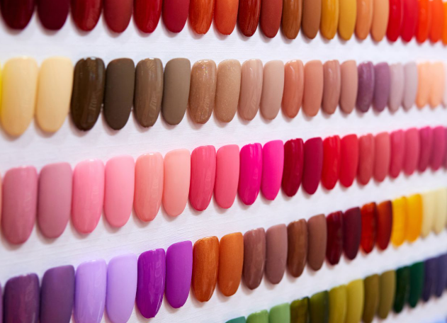 Artificial nails, filing & Normal color(أظافر صناعية، برد الأظافر، مع لون عادي)